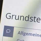 Das Wort Grundsteuer erscheint auf einem Computerbildschirm auf der Seite des Online-Steuerportals Elster.