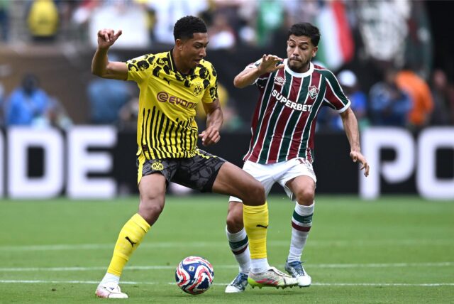 BVB-Neuzugang Jobe Bellingham verteidigt den Ball gegen einen Fluminense-Spieler.