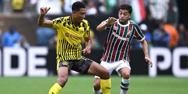 BVB-Neuzugang Jobe Bellingham verteidigt den Ball gegen einen Fluminense-Spieler.