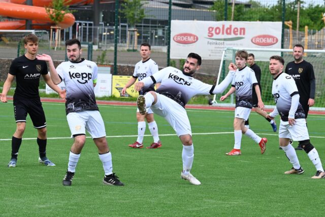 Spielertraube im Strafraum