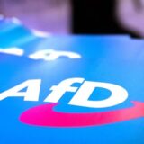 Montage aus AfD-Parteilogo und Bergkamener Ratstrakt