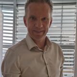 Thomas Berndsen präsentiert die Loskugel vom FC TuRa Bergkamen.