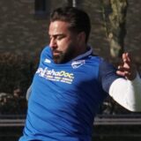 Tolga Buyruk im Trikot des TuS Niederaden im Zweikampf.