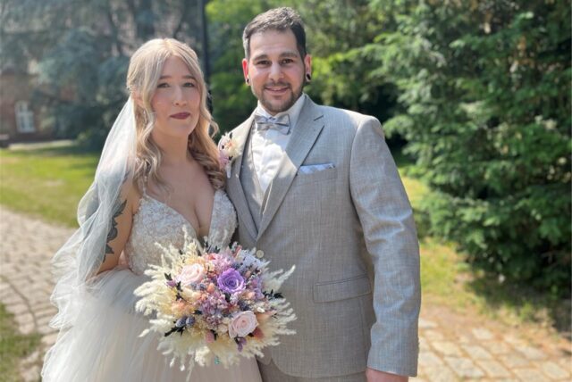 Stefanie und Majid Tabersky blicken in die Kamera.