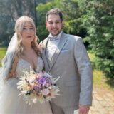 Stefanie und Majid Tabersky blicken in die Kamera.
