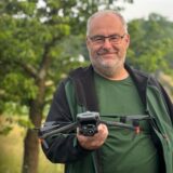 Die Montage aus zwei Bildern zeigt links ein Rehkitz, rechts ist Christoph Eckardt, Drohnenbeauftragter der Kreisjägerschaft Dortmund, zu sehen.