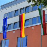 Vor dem Rathaus in Kamen wurde die Flagge der Europäischen Union, die Bundesflagge und die Flagge des Landes Nordrhein-Westfalen gehisst.