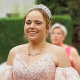 Celina Kayser regiert seit dem 14. Juni 2025 als Schützenkönigin in Fröndenberg-Westick. Hier kommt sie im Kleid zum Festumzug.