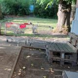 Flaschen, Abfall und beschädigte Einrichtung werden einfach am Treffpunkt Villa liegengelassen.