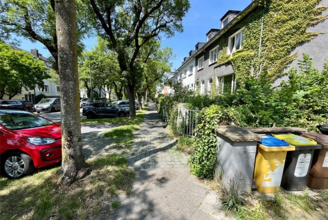 An der Bovermannstraße nahe der Gartenstadt wird ein Mehrfamilienhaus versteigert. Es handelt sich um eine idyllische Wohngegend.