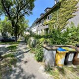 An der Bovermannstraße nahe der Gartenstadt wird ein Mehrfamilienhaus versteigert. Es handelt sich um eine idyllische Wohngegend.