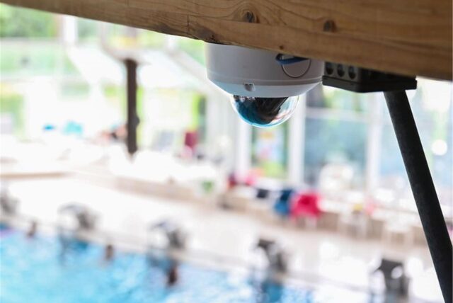 In einem Schwimmbad ist eine Videokamera angebracht. Mit ihr wird KI-gestützt überwacht, ob das Becken überfüllt ist. (Archivbild)
