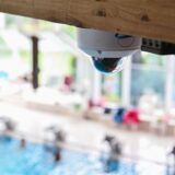 In einem Schwimmbad ist eine Videokamera angebracht. Mit ihr wird KI-gestützt überwacht, ob das Becken überfüllt ist. (Archivbild)