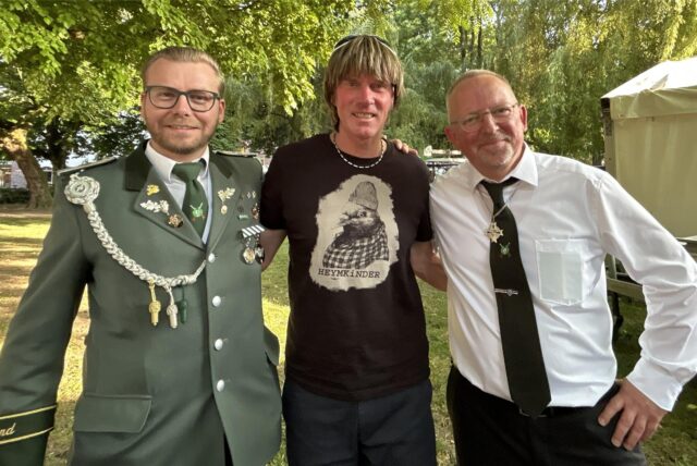 Marcel Brachtendorf (3. Kompanie) und Gildepräsident Frank Leopold empfingen den Schlagerstar Mickie Krause am Schützenfest-Zelt.