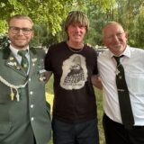 Marcel Brachtendorf (3. Kompanie) und Gildepräsident Frank Leopold empfingen den Schlagerstar Mickie Krause am Schützenfest-Zelt.