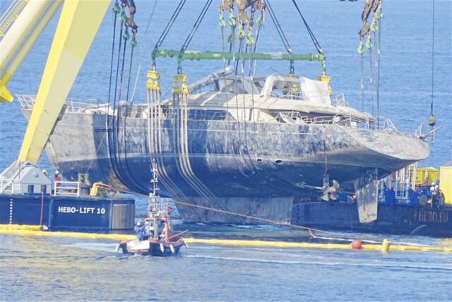 Die Superyacht des Tech-Magnaten Mike Lynch, die Bayesian, wird in der Nähe des Fischerdorfs Porticello an die Oberfläche gehoben. Sieben Menschen starben, als die Bayesian am 19. August vor der Küste der italienischen Insel sank, darunter der Milliardär Lynch, seine Tochter Hannah, sowie der Vorsitzende der Bank Morgan Stanley International, Jonathan Bloomer und seine Frau Judy Bloomer.