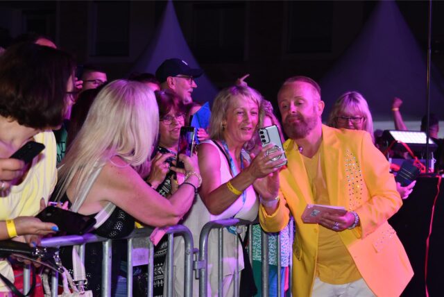 Ross Antony macht Selfies mit Fans.
