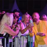 Ross Antony macht Selfies mit Fans.