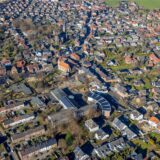 Zwei Kirchen im Selmer Zentrum: die Friedenskirche und die Kirche St. Ludgerus. Welche ist welche?  Die Lösung: Die deutlich ältere Friedenskirche hat das rote Dach.