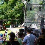 Neu strukturiert und dekoriert sollte beim Mittsommernachtsfest die Atmosphäre einer großen Gartenparty unterstrichen werden.