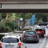 Autos fahren auf einer Fahrradsstraße in Kamen und fahren an der Kamener Stadthalle vorbei.