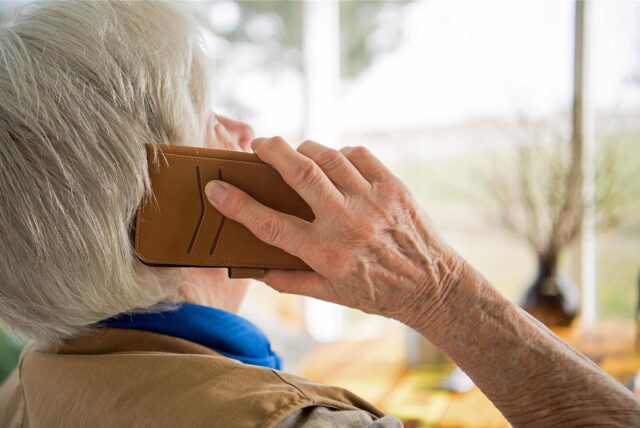 Eine ältere Frau telefoniert mit einem Handy