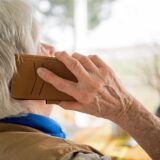 Eine ältere Frau telefoniert mit einem Handy