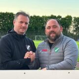 Manuel Fuhrmann (r.) und Dirk Appelhoff stehen vor einer Werbebande und geben sich die Hand.