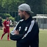 Dominik Piontek am Seitenrand, im Hintergrund eine große Türkei-Fahne.