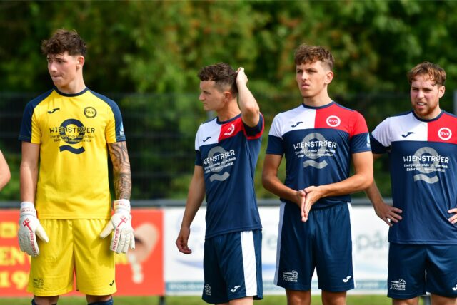 Die Spieler des SVE Heessen stehen auf dem Platz.