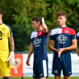 Die Spieler des SVE Heessen stehen auf dem Platz.