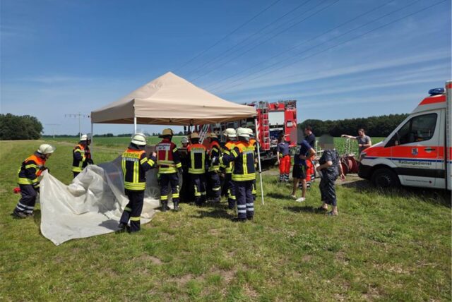Bei Hitze sind drei Kinder in einem Auto eingeschlossen. Die Feuerwehr schützt den Wagen vor weiterer Sonne und befreit die Kinder.