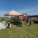 Bei Hitze sind drei Kinder in einem Auto eingeschlossen. Die Feuerwehr schützt den Wagen vor weiterer Sonne und befreit die Kinder.