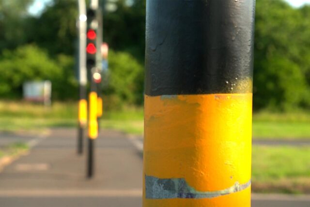 Nahaufnahme eines schwarz-gelben Ampelmasts in Dortmund Asseln im Bezirk Brackel an der Kreuzung Brackeler Straße und Asselner Straße.