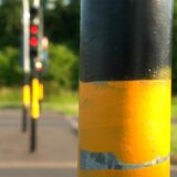 Nahaufnahme eines schwarz-gelben Ampelmasts in Dortmund Asseln im Bezirk Brackel an der Kreuzung Brackeler Straße und Asselner Straße.