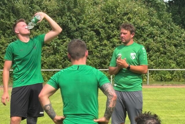 Marco Fischer erklärt seiner Mannschaft im Kreis etwas zum Trainingsverhalten.