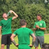 Marco Fischer erklärt seiner Mannschaft im Kreis etwas zum Trainingsverhalten.
