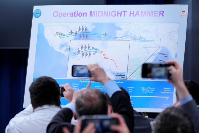 Reporter fotografieren eine Grafik mit der Überschrift «Operation Midnight Hammer», während US-Verteidigungsminister Hegseth und Generalstabschef Caine eine Pressekonferenz im Pentagon zu den US-Angriffen auf Atomanlagen im Iran geben.