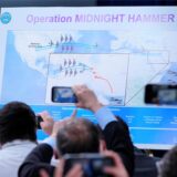 Reporter fotografieren eine Grafik mit der Überschrift «Operation Midnight Hammer», während US-Verteidigungsminister Hegseth und Generalstabschef Caine eine Pressekonferenz im Pentagon zu den US-Angriffen auf Atomanlagen im Iran geben.