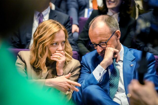 Bundeskanzler Friedrich Merz (r, CDU) sitzt mit Giorgia Meloni, Ministerpräsidentin von Italien, beim Gipfeltreffen der Europäischen Politischen Gemeinschaft zusammen