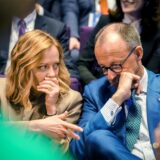 Bundeskanzler Friedrich Merz (r, CDU) sitzt mit Giorgia Meloni, Ministerpräsidentin von Italien, beim Gipfeltreffen der Europäischen Politischen Gemeinschaft zusammen