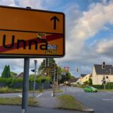 Die Kreuzung von B1 und Hertingerstraße ist gerade im morgendlichen Berufsverkehr eine der wichtigsten in Unna, wickelt sie doch einen großen Teil der Verkehrsströme von der Autobahn zur Innenstadt ab. Leider ist die Ampelanlage dort auch eine der störanfälligsten in der Region. An diesem Montagmorgen ist sie wieder einmal ausgefallen.