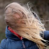 Mit dem Temperatursturz schnellen die Windgeschwindigkeiten in die Höhe im Kreis Unna. Der Deutsche Wetterdienst warnt vor Böen mit 60 bis 70 Stundenkilometern Geschwindigkeit. Für manch einen Regenschirm kann dies, wie auf diesem Symbolfoto gezeigt, das Ende bedeuten.