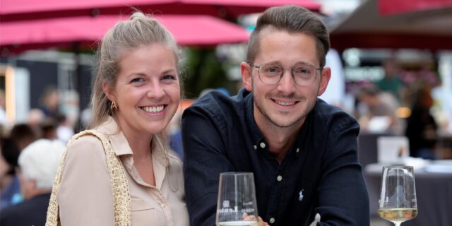 Zwei Gäste trinken Wein auf dem Weinsommer auf der Friedensplatz in Dortmund