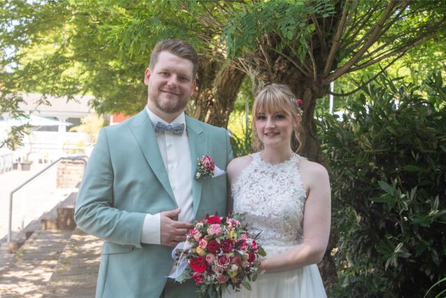 Tanja (geborene Flenker) und Dennis Dibbern haben bei einer standesamtlichen Zeremonie im Parkbad Süd geheiratet.