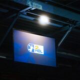 Eine Leinwand zeigt das Logo der 2. HBL.