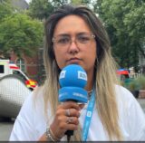 Ruhr-Nachrichten-Reporterin Leandra Stampoulis steht auf dem Postplatz in Schwerte. Im Hintergrund sind Rettungsfahrzeuge zu sehen.