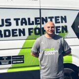 David Wendel steht vor einem Bus von Borussia Mönchengladbach