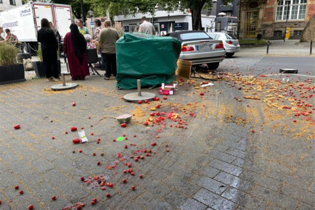 Der BMW steht nach dem Unfall am Postplatz in Schwerte. Im Vordergrund liegen Kirschen vom Obststand.