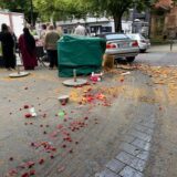 Der BMW steht nach dem Unfall am Postplatz in Schwerte. Im Vordergrund liegen Kirschen vom Obststand.